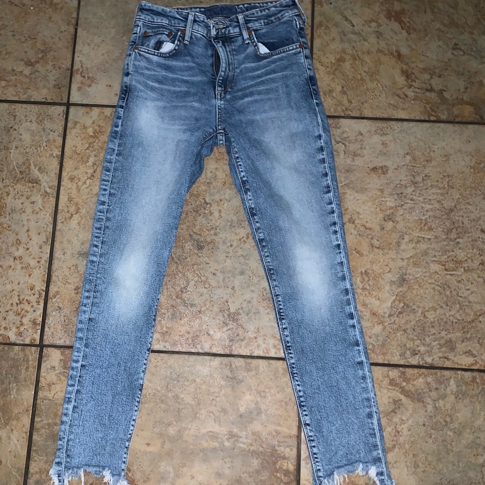 Woman’s lucky brand jeans